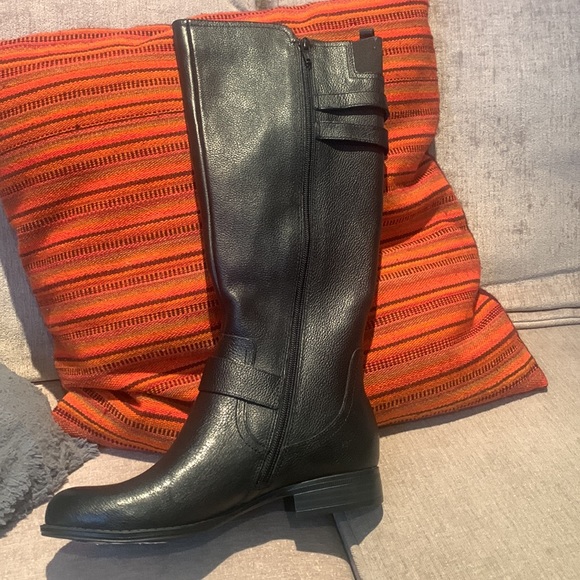 Classic Black Leather and Buckle Boot - BRAND NEW - Picture 2 of 14